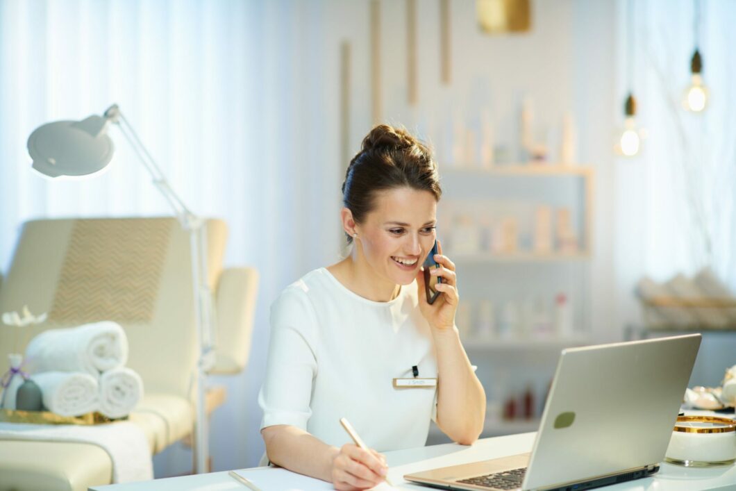 L'immagine mostra un'estetista al telefono. Il recupero della clientela persa è più di una semplice pratica, è un investimento che può portare a benefici significativi per il tuo business.