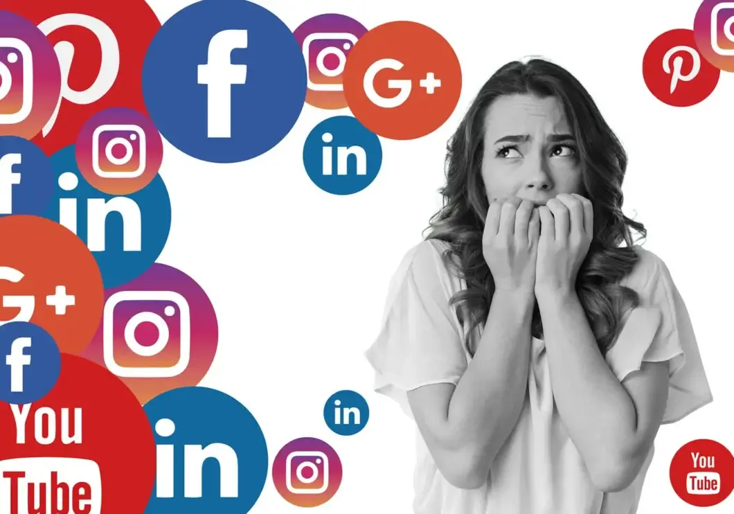 Una donna in bianco e nero impaurita dai social media che la stanno letteralmente sovrastando. I social media nel mondo dell'estetica stanno diventando un vero e proprio taboo per le estetiste.