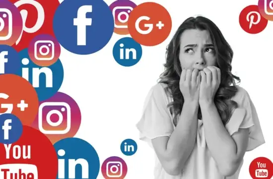 Una donna in bianco e nero impaurita dai social media che la stanno letteralmente sovrastando. I social media nel mondo dell'estetica stanno diventando un vero e proprio taboo per le estetiste.