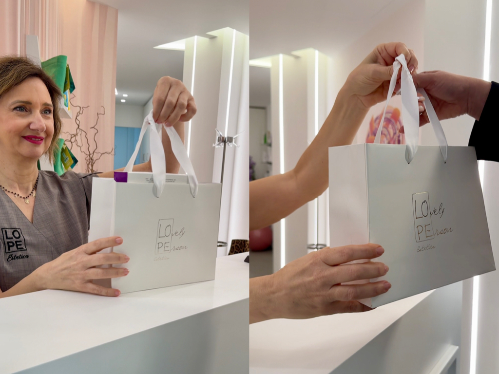 L'immagine mostra un'estetista impegnata nella fase di congedo, dove consegna sorridente a una sua cliente una borsa con al'interno alcuni prodotti beauty.